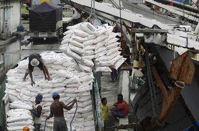 Bongkar muat tepung terigu di Pelabuhan Sunda Kelapa, Jakarta. TEMPO/Imam Sukamto