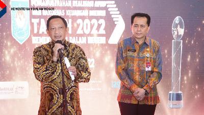 Menteri Dalam Negeri (Mendagri) Muhammad Tito Karnavian bersama Direktur Jenderal (Dirjen) Bina Keuda Kemendagri Agus Fatoni dalam jumpa pers Rapat Koordinasi Nasional (Rakornas) Keuangan Daerah Tahun 2022, Kamis, 2 Juni 2022.