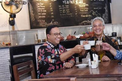 Gubernur DKI Jakarta Anies Baswedan (kiri) dan Gubernur Jawa Tengah Ganjar Pranowo di Kedai Kopi JakBistro, Balai Kota Jakarta, 2018. Facebook/Anies Baswedan