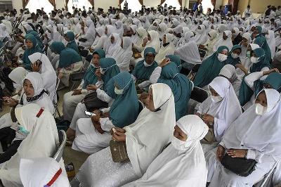 Sejumlah jamaah calon haji mengikuti bimbingan manasik haji di Gedung Islamic Center, Kabupaten Ciamis, Jawa Barat, 1 Juni 2022. ANTARA/Adeng Bustomi