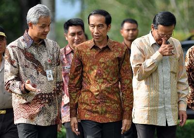 Gubernur Jawa Tengah Ganjar Pranowo (kiri)  berbincang dengan Presiden Jokowi di Borobudur, Jawa Tengah, 2016. ANTARA/Anis Efizudin