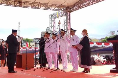 Gubernur Maluku Murad Ismail melantik empat penjabat Bupati dan Wali Kota yang telah berakhir masa jabatan pada tanggal 22 Mei 2022, di lapangan Merdeka Ambon, 24 Mei 2022. ANTARA/Penina F Mayaut.