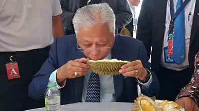Perdana Menteri Malaysia Dato' Sri Ismail Sabri bin Yaakob saat menikmati buah durian. TEMPO/Setri Yasra