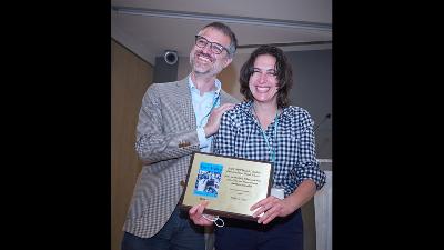 Nikki Usher (kanan) saat mendapatkan penghargaan Hazel Gaudet-Erskine Best Book Award dari The International Journal of Press/ Politics dari Harvard University, Amerika Serikat, Mei 2022. Foto: Twitter
