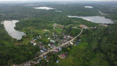 Foto udara kolam bekas tambang di Kawasan Jonggon, Kecamatan Loa Kulu, Kabupaten Kutai Kartanegara, Kalimantan Timur, 1 Juni 2022. TEMPO/Sapri Maulana