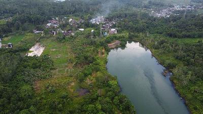 Foto udara lokasi kolam tambang yang dekat dengan permukiman warga di Kelurahan Loa Ipuh Darat, Kecamatan Loa Kulu, Kutai Kartanegara, Kalimantan Timur. TEMPO/Sapri Maulana