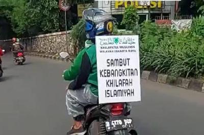 Tangkapan layar konvoi kendaraan bermotor membawa atribut Khilafatul Muslimin di Cawang, Jakarta, 29 mei 2022. ANTARA/Twitter/@miduk17/Yogi Rachman