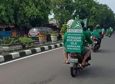 Tangkapan layar konvoi kendaraan bermotor membawa atribut Khilafatul Muslimin di Cawang, Jakarta, 29 mei 2022. Dok. Humas Polri