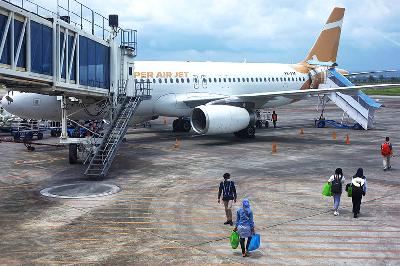 Penumpang menuju pesawat maskapai Super Air Jet di Bandara Internasional Lombok, Nusa Tenggara Barat. TEMPO/Nita Dian