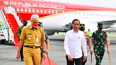 President Joko Widodo welcomed by Central Java Governor Ganjar Pranowo at Airforce Base Adi Soemarmo, Central Java, January 5.
BPMI Setpres/Laily Rachev
