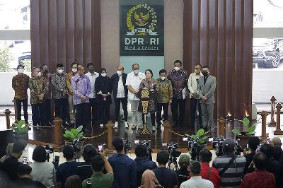Ketua DPR RI Puan Maharani memberikan keterangan pers bersama Pimpinan DPR RI dan KPU di Kompleks Parlemen, Senayan, Jakarta, 6 Juni 2022. TEMPO/M Taufan Rengganis