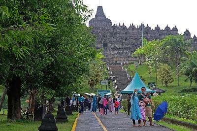 Wisatawan berfoto di Taman Wisata Candi (TWC) Borobudur, Magelang, Jawa Tengah, 24 Juni 2021. ANTARA/Anis Efizudin