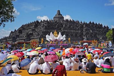 Umat Budha bermeditasi jelang perayaan Tri Suci Waisak 2566 BE/2022 di pelataran candi Borobudur, Magelang, Jawa Tengah,16 Mei 2022. ANTARA/Anis Efizudin