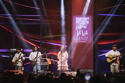 Penyanyi Nadin Amizah saat tampil pada Jakarta International BNI Java Jazz Festival 2022 di JIExpo Kemayoran, Jakarta, 29 Mei 2022. TEMPO/M Taufan Rengganis