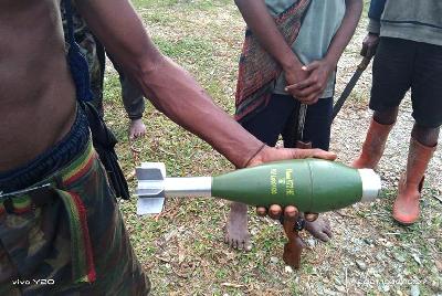 Warga memegang mortir yang belum meledak di Kiwirok, Kabupaten Pegunungan Bintang, Papua, 18 Oktober 2021. Dok. TPNPB via REUTERS
