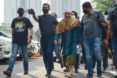 Pendiri Khilafatul Muslimin Abdul Qadir Hasan Baraja (tengah) tiba di Polda Metro Jaya, Jakarta, 7 Juni 2022.  TEMPO/ Febri Angga Palguna