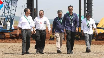 Direktur Utama PLN Darmawan Prasodjo saat mendampingi Presiden Joko Widodo mengunjungi pembangunan proyek Grand Package Konsorsium LG di Kawasan Industri Terpadu, Batang pada Rabu, 8 Juni 2022.
