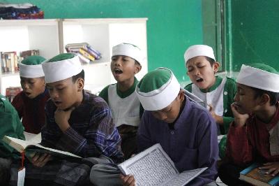 Santri mengikuti pelajaran mengaji di Pondok Pesantren Ukhuwah Islamiyyah Khilafatul Muslimin, Bekasi, 6 Juni 2022. TEMPO/Magang/Muhammad Syauqi Amrullah