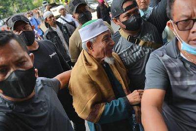 Pendiri Khilafatul Muslimin Abdul Qadir Hasan Baraja (tengah) tiba di Polda Metro Jaya, Jakarta, 7 Juni 2022. TEMPO/ Febri Angga Palguna