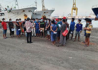 Anak Buah Kapal (ABK) asal Indonesia yang bekerja di kapal Cina Long Xing milik Dalian Ocean Fishing dipulangkan. Dok. Hubla Kemhub