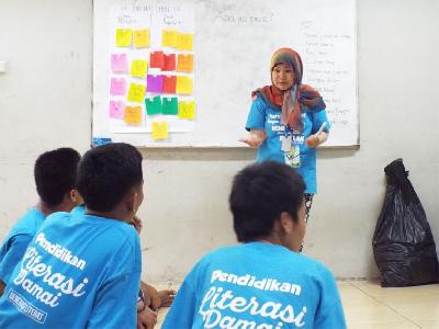 Founder Generasi Literat, Mila Muzakkar, mengisi kelas pendidikan literasi damai di Lembaga Pembinaan Khusus Anak (LPKA). Dokumentasi Mila Muzakkar.