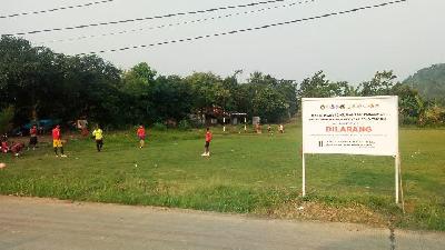Warga bermain bola di lahan aset milik obligor BLBI di Jasinga, Kabupaten Bogor, Jawa Barat, 2 September 2021. TEMPO/M.A Murtadho