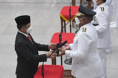 Menteri Dalam Negeri Tito Karnavian (kiri) saat pelantikan lima penjabat gubernur di Kemendagri, Jakarta, 12 Mei 2022. ANTARA/Hafidz Mubarak A