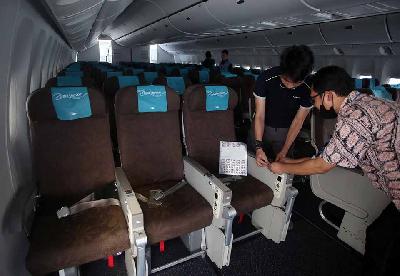 Pekerja Garuda Maintenance Facility (GMF) memasangkan nomer kursi di Pesawat Garuda Indonesia yang akan digunakan untuk armada haji 1443 H/2022 di Hanggar GMF Bandara Soekarno Hatta, Tangerang, Banten, 2 Juni 2022. ANTARA/Muhammad Iqbal