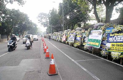 Deretan karangan bunga duka cita di rumah dinas Gubernur Ridwan Kamil, Gedung Pakuan, Bandung, Jawa Barat, 4 Juni 2022.  TEMPO/Prima Mulia