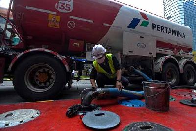 Aktifitas pengisian bahan bakar di SPBU kawasan Kuningan, Jakarta. Tempo/Tony Hartawan