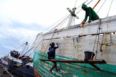 Anak buah kapal mengecat lambung kapal di Pelabuhan Tanjung Emas, Semarang, Jawa Tengah. Dokumentasi TEMPO/ Budi Purwanto