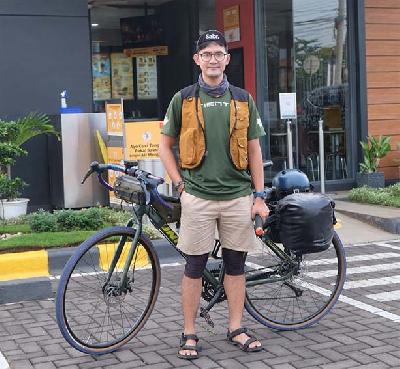 Pradipta Dirgantara, warga Cimahi, yang melakukan bike trip 1.000 kilometer dari Bandung-Denpasar sambil berdonasi. Dokumentasi Pribadi.