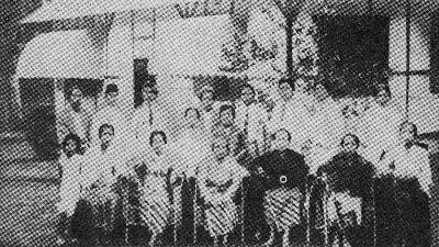Sukarno (berdiri, kedua dari kiri), Inggit Garnasih (duduk, ketiga dari kiri), dan kerabatnya saat berada di pengasingan di Ende, Nusa Tenggara Timur, Januari 1936.
