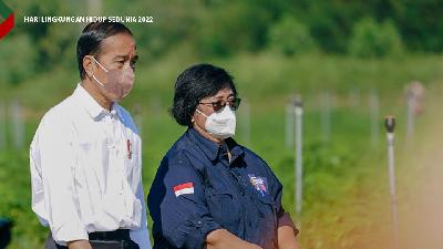 Menteri Lingkungan Hidup dan Kehutanan Siti Nurbaya Bakar, mendampingi Presiden Joko Widodo, meresmikan Persemaian Rumpin, Jumat, 10 Juni 2022.