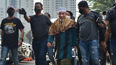 Abdul Qadir Baraja petinggi Khilafatul Muslimin tiba di Polda Metro Jaya, Jakarta, 7 Juni 2022. TEMPO/Febri Angga Palguna