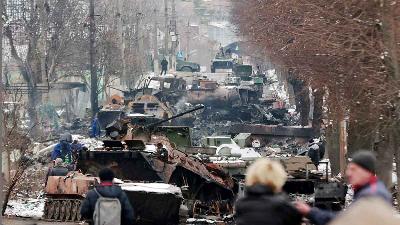 Tumpukan kendaraan militer yang hancur di jalan, saat invasi Rusia ke Ukraina berlanjut, di Bucha, Kyiv, Ukraina, 1 Maret 2022. REUTERS/Serhii Nuzhnenko/File 