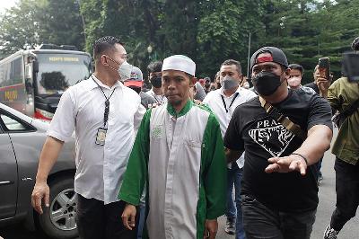 Pengurus Pondok Pesantren Ukhuwah Islamiah Khilafatul Muslimin Abdul Aziz tiba di Polda Metro Jaya, Jakarta,12 Juni 2022. TEMPO/M Taufan Rengganis