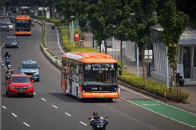 Bus Listrik Transjakarta Mayasari Bakti melintas di Jalan Jenderal Sudirman, Jakarta,12 Juni 2022. TEMPO/M Taufan Rengganis