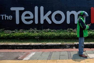 Pengemudi Gojek berdiri di depan Gedung Telkom, Jakarta, 2 Oktober 2020. TEMPO/Tony Hartawan