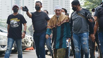 Abdul Qadir Baraja, leader of the Khilafatul Muslimin, arrives at the Jakarta Metropolitan Police, Jakarta, June 7.
TEMPO/ Febri Angga Palguna
