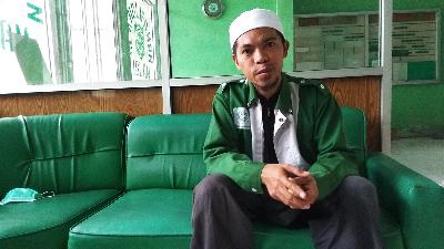 Abdul Aziz, Secretary of Caliph Abdul Qadir Hasan Baraja, during an interview at the Khilafatul Muslimin Headquarters in Jalan WR Supratman, Telukbetung, Bandar Lampung, June 10.
TEMPO/Hendry Sihaloho
