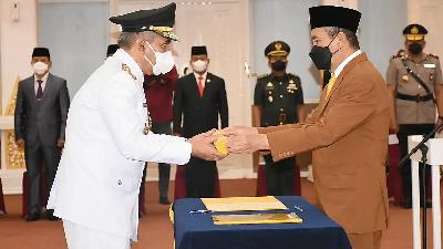 Acting Regent of Kampar Kamsol (left) receives his appointment decree from Riau Governor Syamsuar after taking the oath of office in the Pauh Janggi Room, Riau Regional Building, Pekanbaru, May 23.
Riau Communication and Information Office
