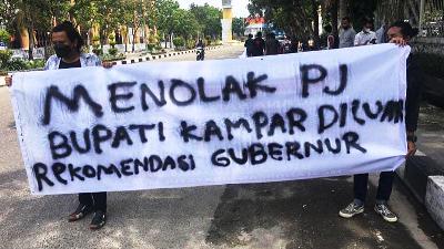 A demonstration rejecting the appointment of Kamsol, acting Regent of Kampar, at the Riau Governor Office in Jalan Jendral Sudirman, Pekanbaru, Riau, May 17. 
Special Photo Doc.
