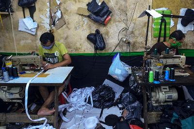 Pekerja sektor usaha mikro kecil menengah (UMKM) memproduksi tas kamera di Manggarai, Jakarta. TEMPO/Tony Hartawan