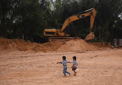 Anak-anak bermain di lokasi pembangunan kawasan ibu kota baru, Sepaku, Penajam Paser Utara, Kalimantan Timur. ANTARA/Akbar Nugroho Gumay