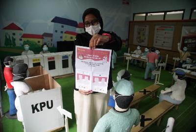 Petugas KPU menunjukan contoh surat suara di ruang diorama Pemliu KPU Provinsi Jawa Barat di Bandung, 8 Juni 2022. TEMPO/Prima Mulia