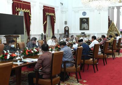 Presiden Joko Widodo dan Wakil Presiden Ma'ruf Amin serta sejumlah menteri dalam rapat terbatas di Istana Merdeka Jakarta, 13 Juni 2022. presidenri.go.id/BPMI Setpres/Kris