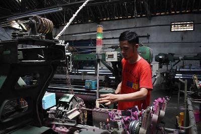 Pekerja mengoperasiikan mesin tenun di pabrik SML, Desa Rancajigang, Kecamatan Majalaya, Kabupaten Bandung, Jawa Barat, 28 Maret 2022. TEMPO/Prima Mulia