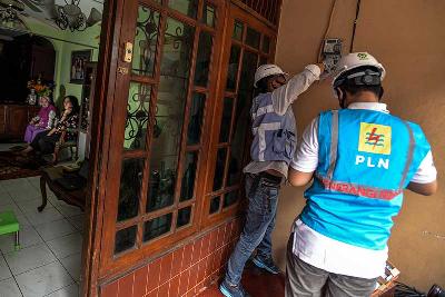Petugas melakukan penambahan daya di kWh Meter pelanggan di Cipete Utara, Kebayoran Baru, Jakarta. Tempo/Tony Hartawan