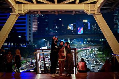 Suasana di jembatan penyeberangan orang Pinisi, Jalan Jenderal Sudirman, Jakarta, 13 Juni 2022. ANTARA/Sigid Kurniawan